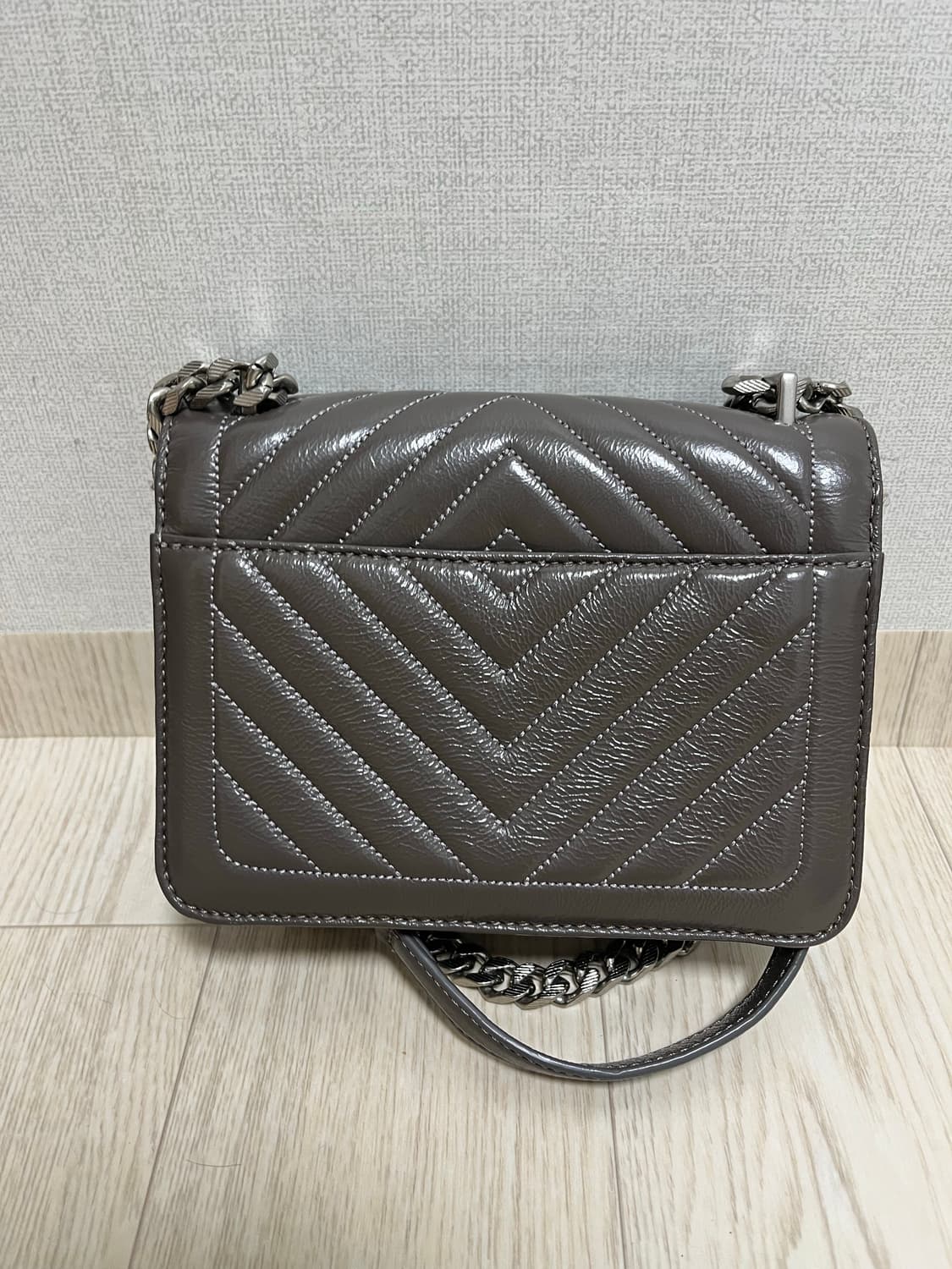 제이에스티나 조엘퀄팅백 그레이 상품이미지4