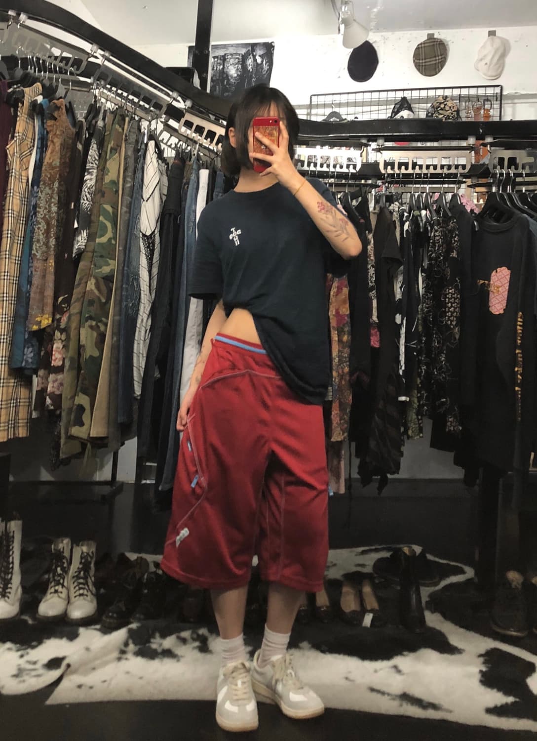 레드 컬러 절개 포인트 버뮤다 팬츠 상품이미지1