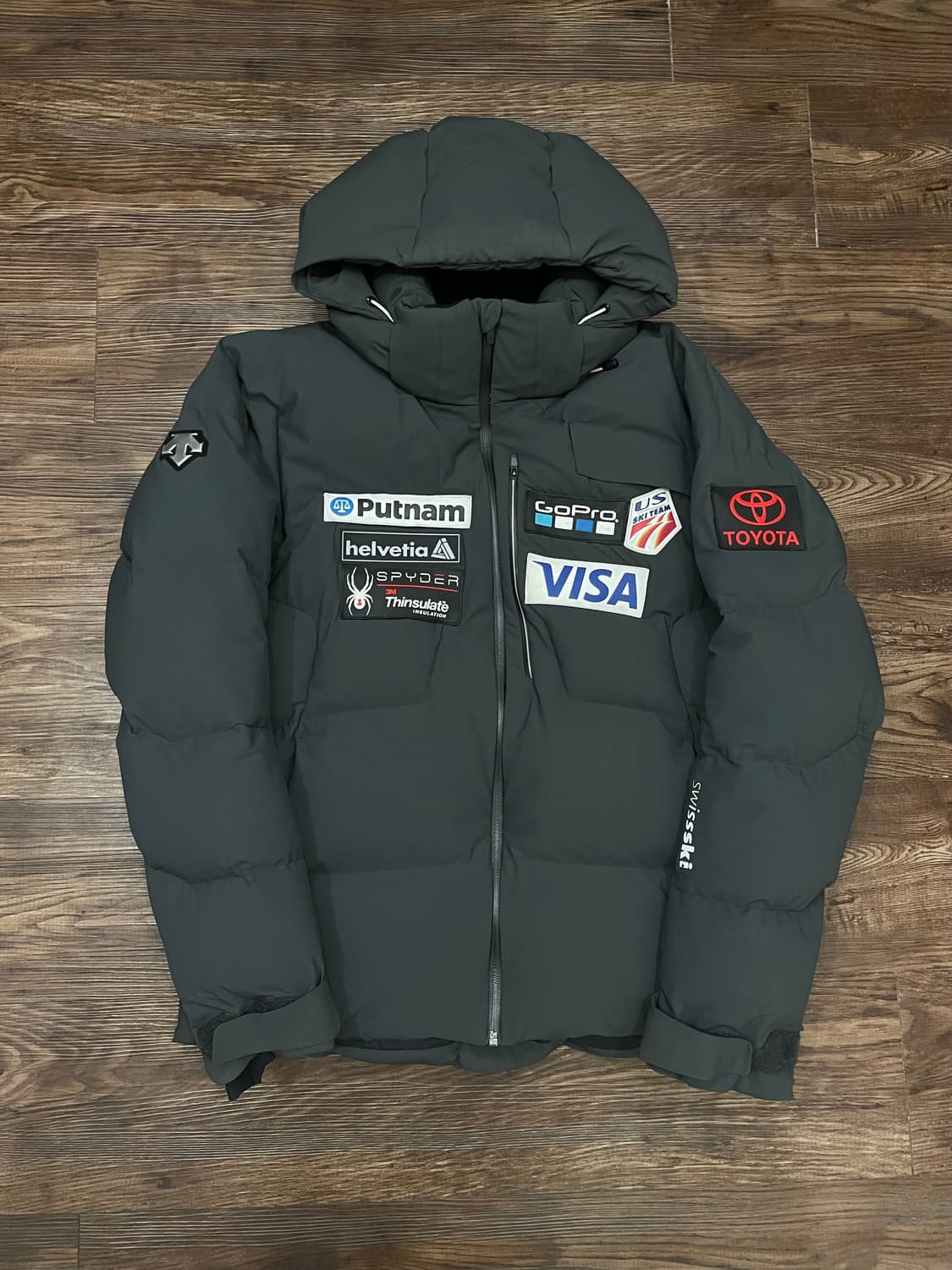 데상트 스위스 스키 팀 덕다운 패딩 점퍼 챠콜 상품이미지1