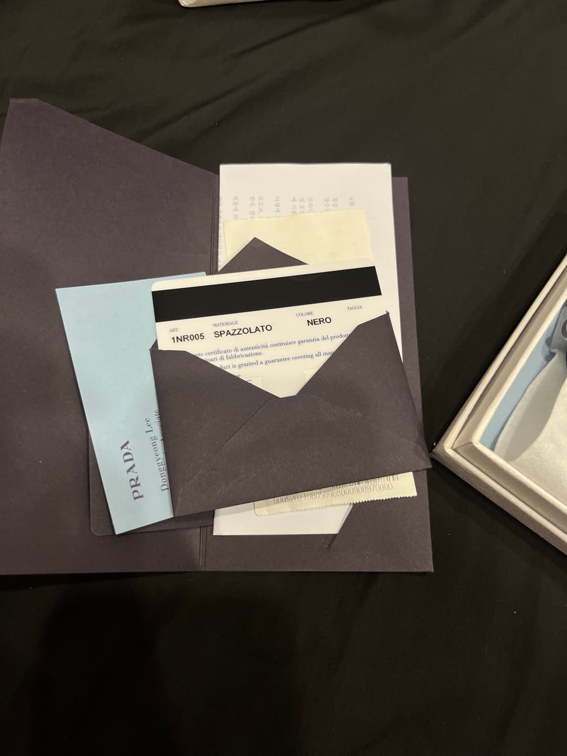 프라다 삼각로고 브러시드 레더 미니 삼각 파우치 상품이미지3