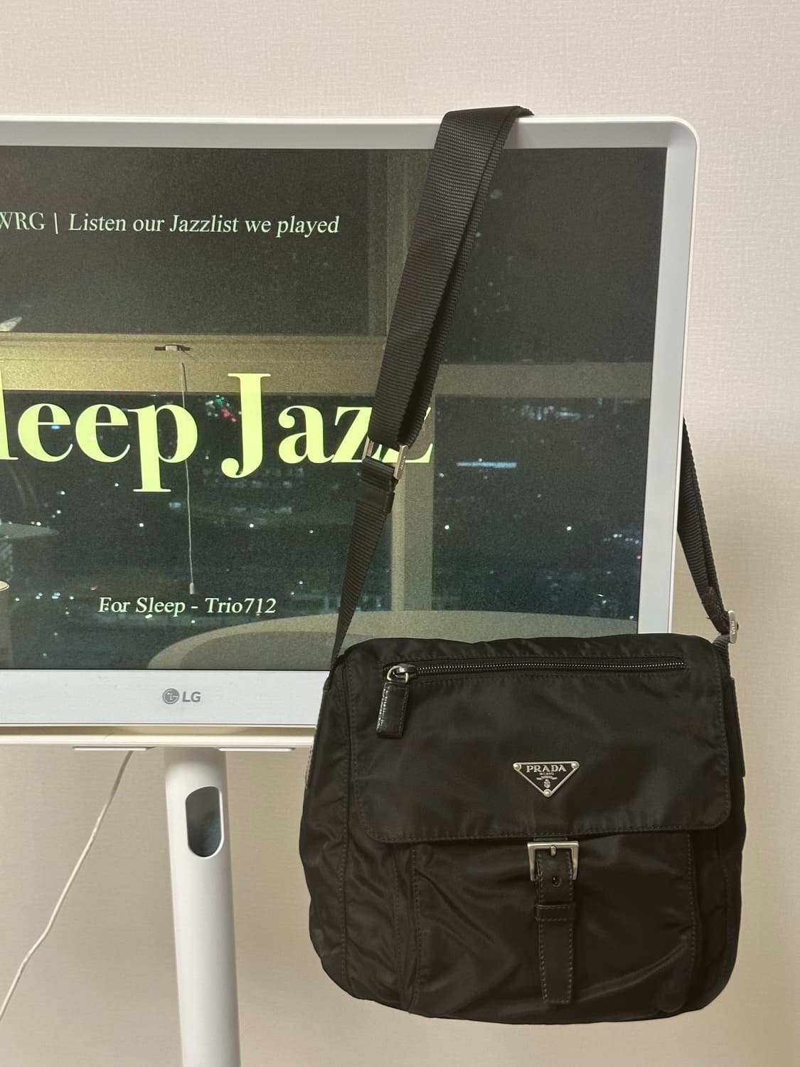 프라다 나일론 포코노 버클 크로스백 주우재백 상품이미지6