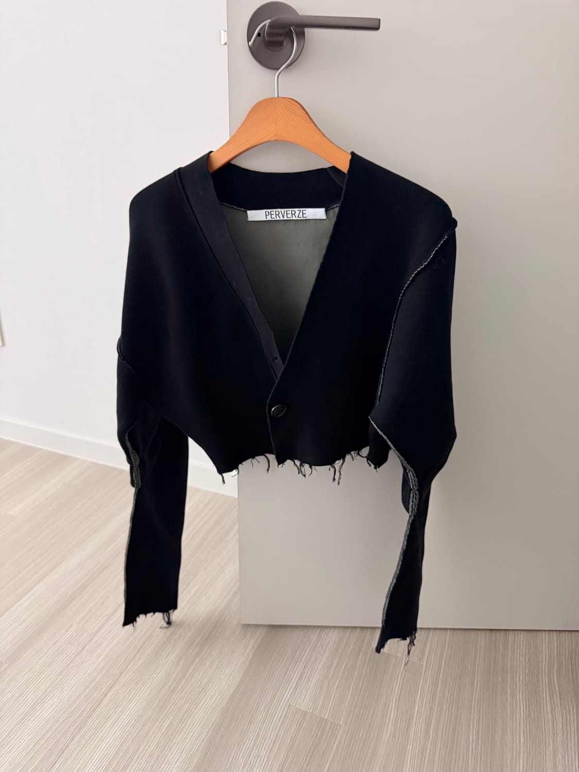 23ss PERVERZE 데미지 크롭 가디건 상품이미지2