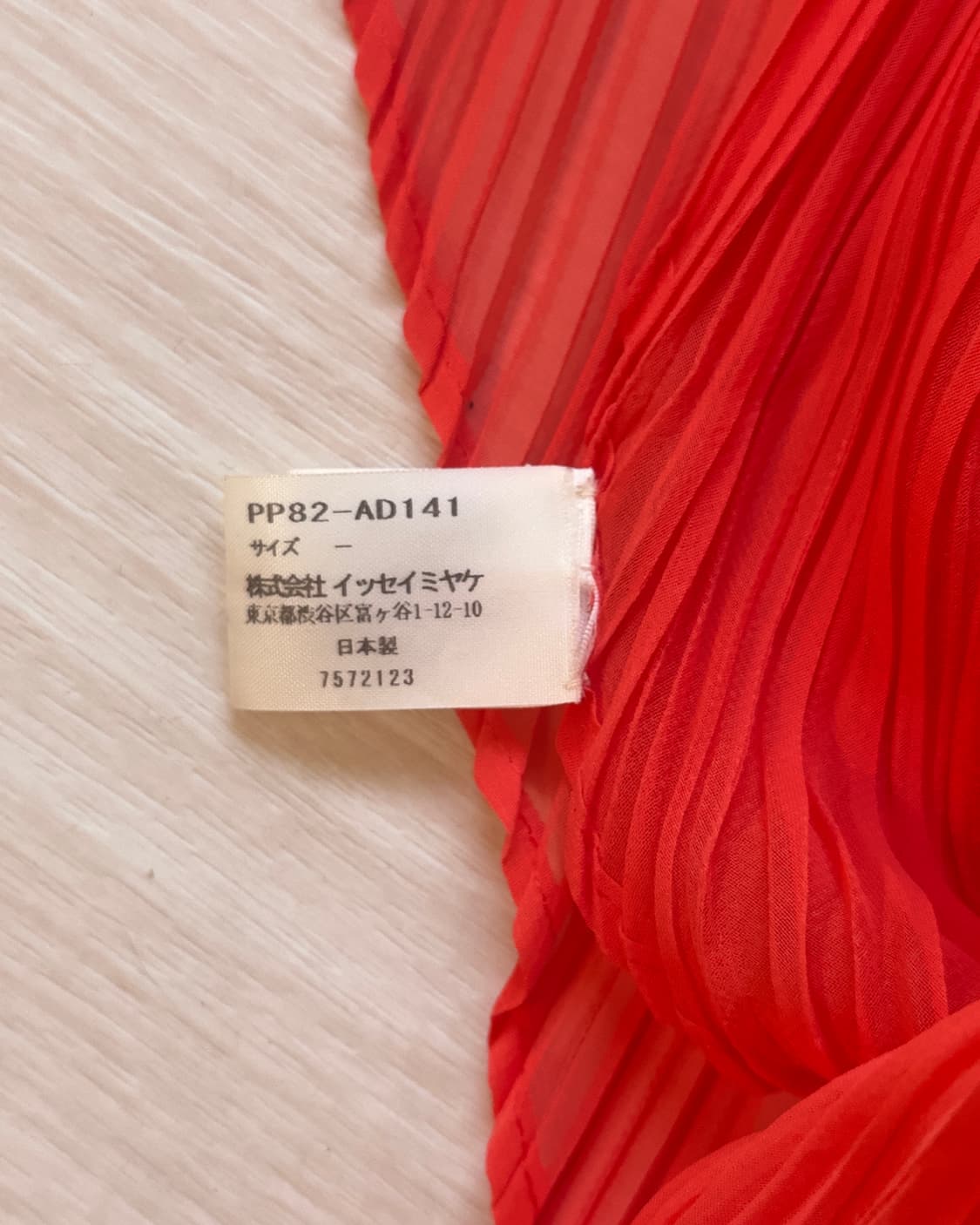 [PLEATS PLEASE ] Red Pleated Sheer Scarf 상품이미지5