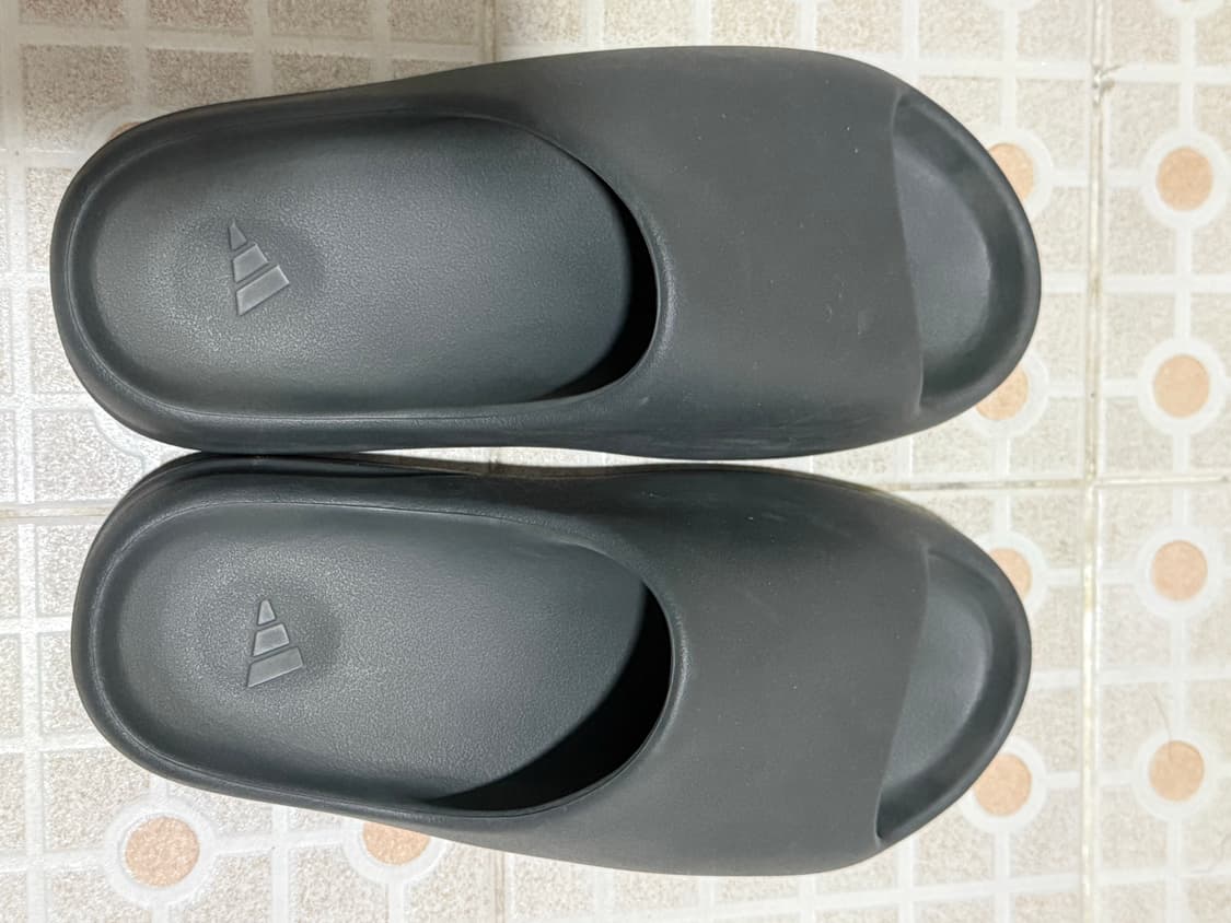 [275]아디다스 이지 슬라이드 다크 오닉스 2024 상품이미지1