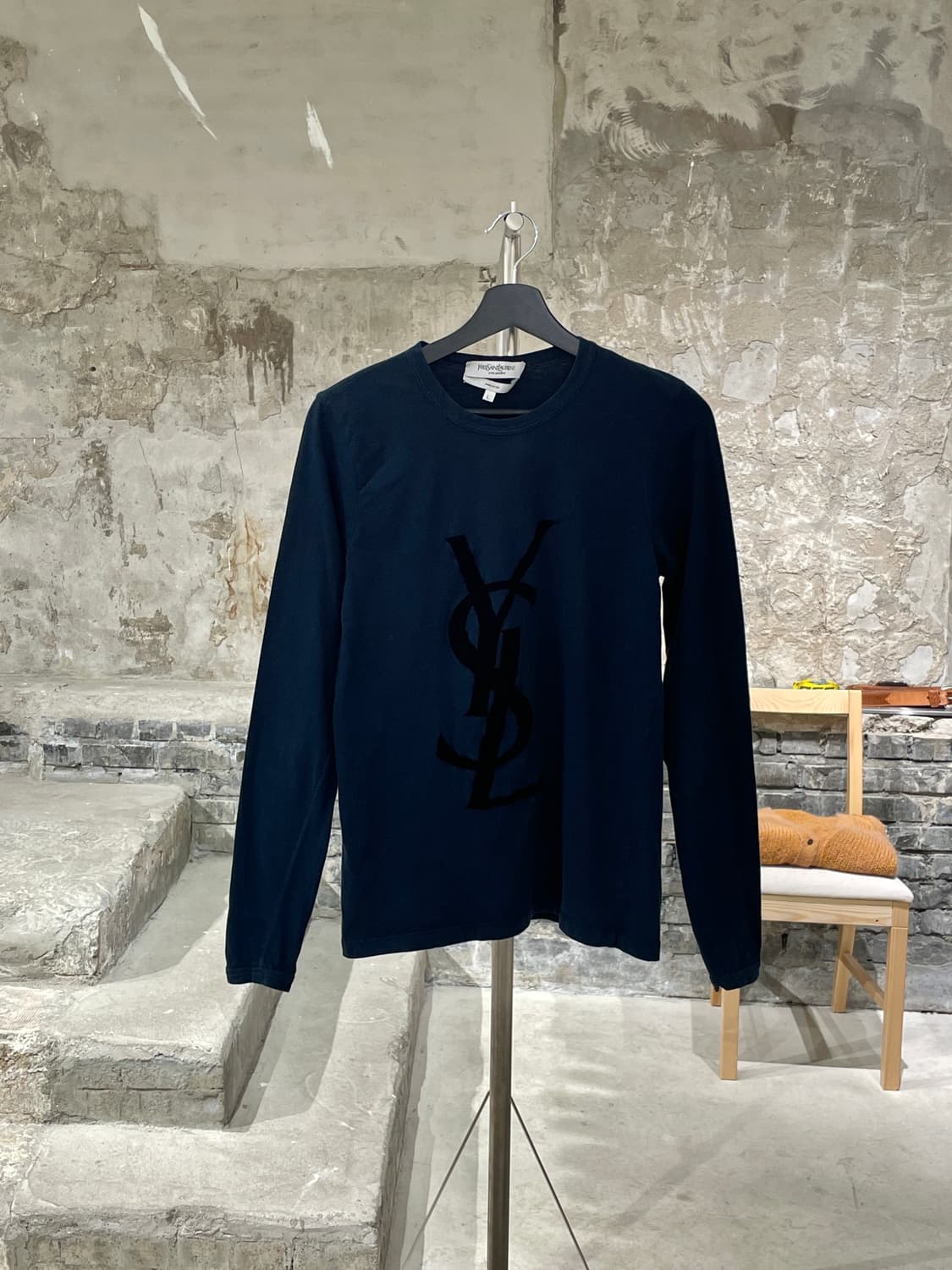 이브 생로랑 리브 고쉬 딥 네이비 벨벳 로고 롱 슬리브 상품이미지1