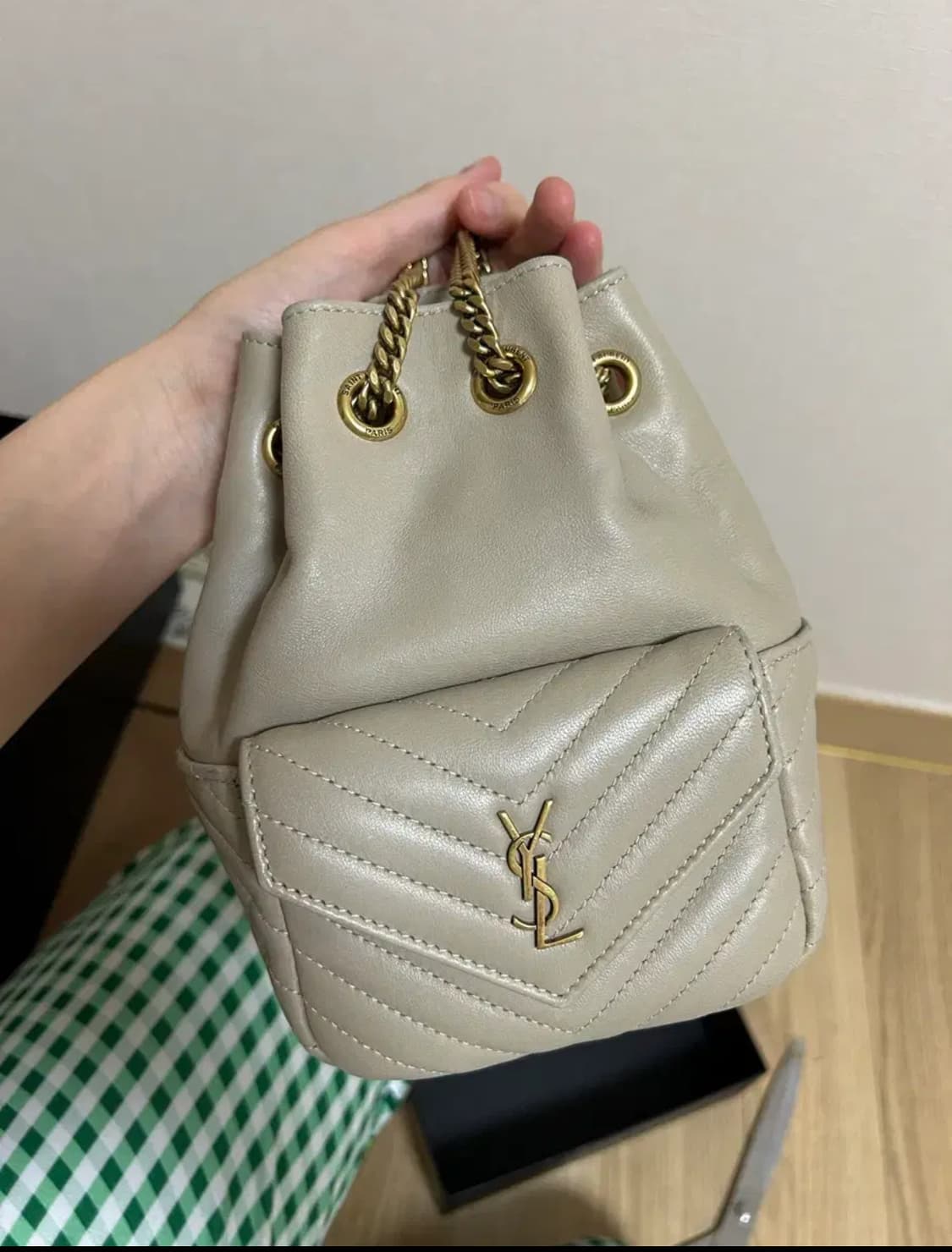 생로랑 램스킨 조 미니 버킷백 씨솔트 색상 상품이미지4