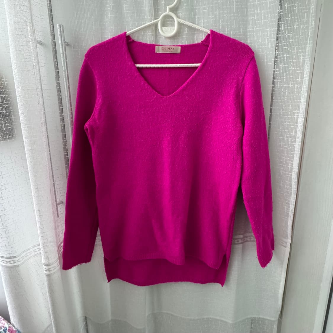 쨍한 색이 예쁜 핫핑크 브이넥 니트긴팔 상품이미지1