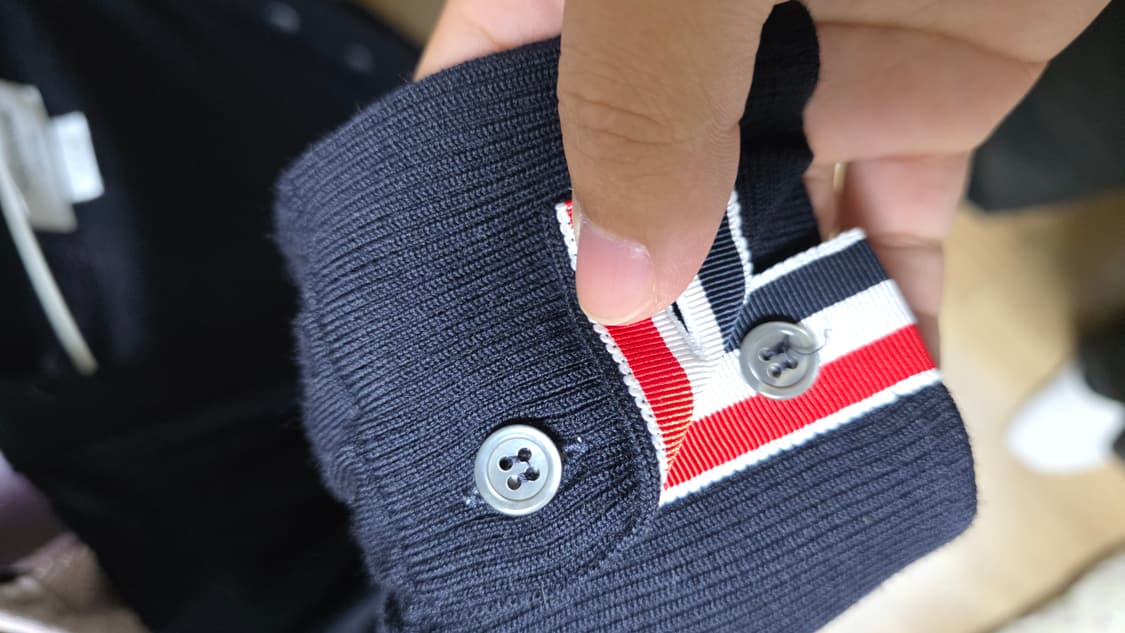 [3,새상품급]24ss 톰브라운 RWB 삼선 가디건 네이비 상품이미지8