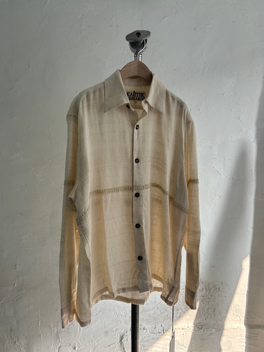 (새상품) 카르틱 리서치 베이지 컬러 스티치 셔츠 상품이미지5