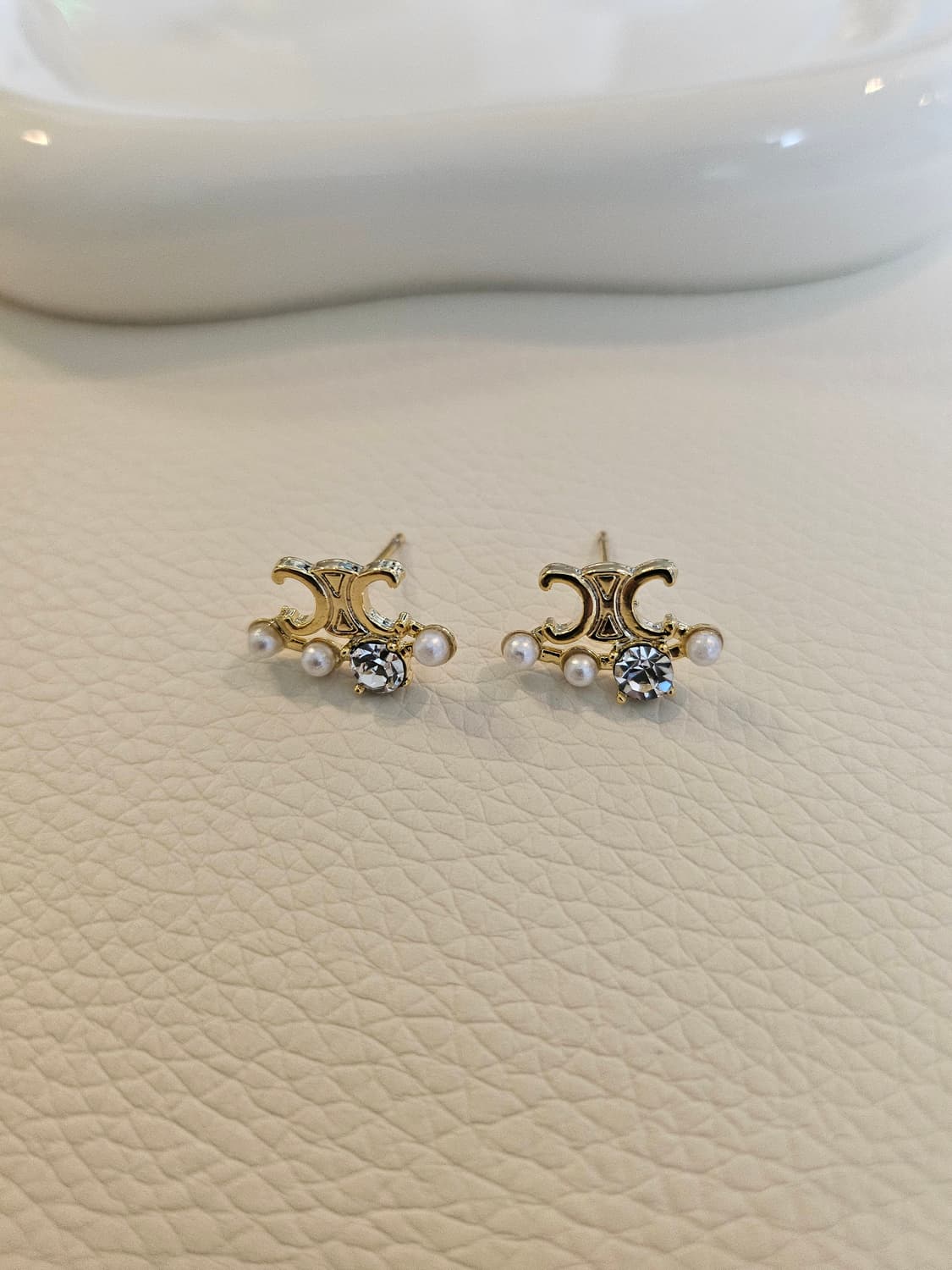 셀린느 업사이클링 트리옹프 큐빅 진주 골드 귀걸이 상품이미지3