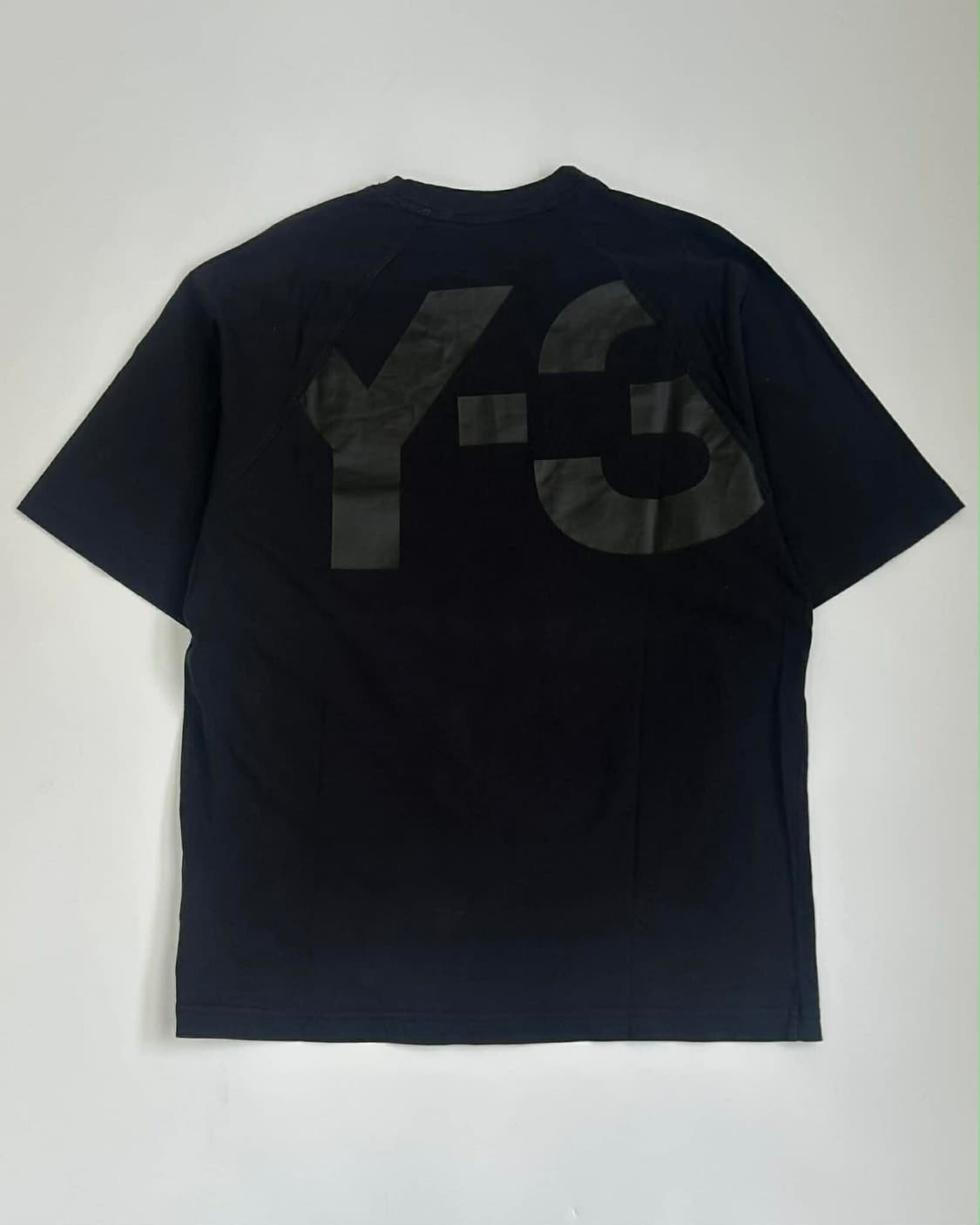 [S] Y-3 와이쓰리 백 로고 프린트 반팔 티셔츠 상품이미지1