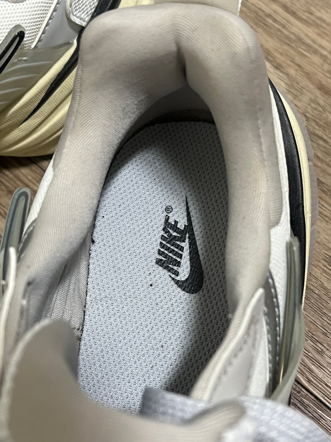 나이키 V2K 런 서밋 테크 화이트 메탈릭 실버 상품이미지4