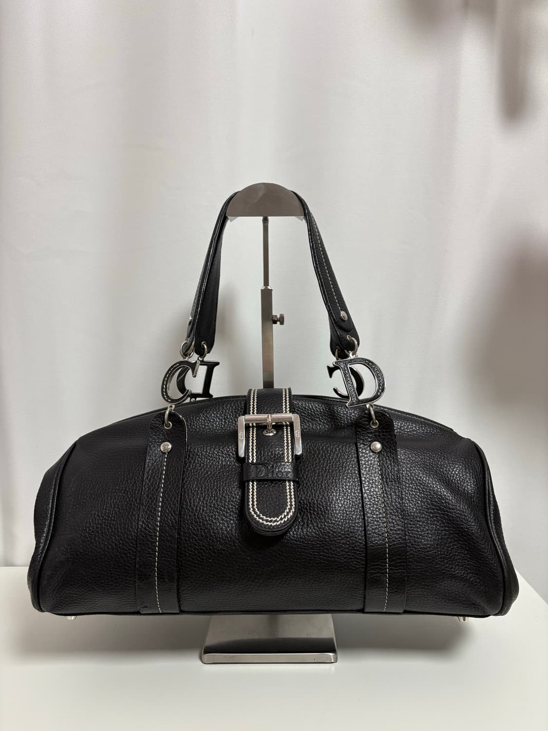 디올 레더 버클 숄더백 상품이미지1