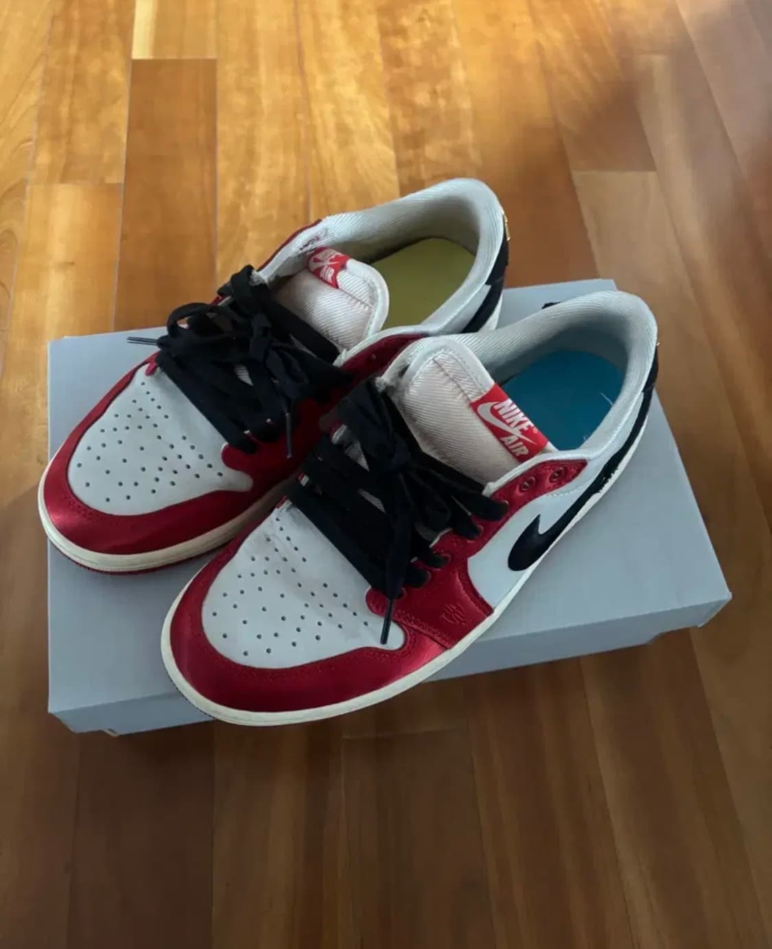 조던 1 트로피 룸 레트로 로우 OG SP 세일 바시티 레드 상품이미지1