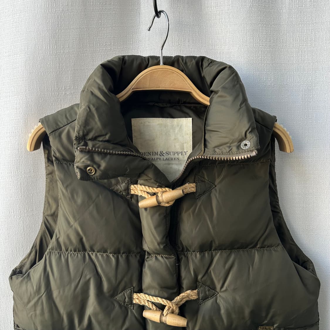 랄프로렌 데님 & 서플라이 토글 클로저 다운 베스트 카키 그린 XS 상품이미지2