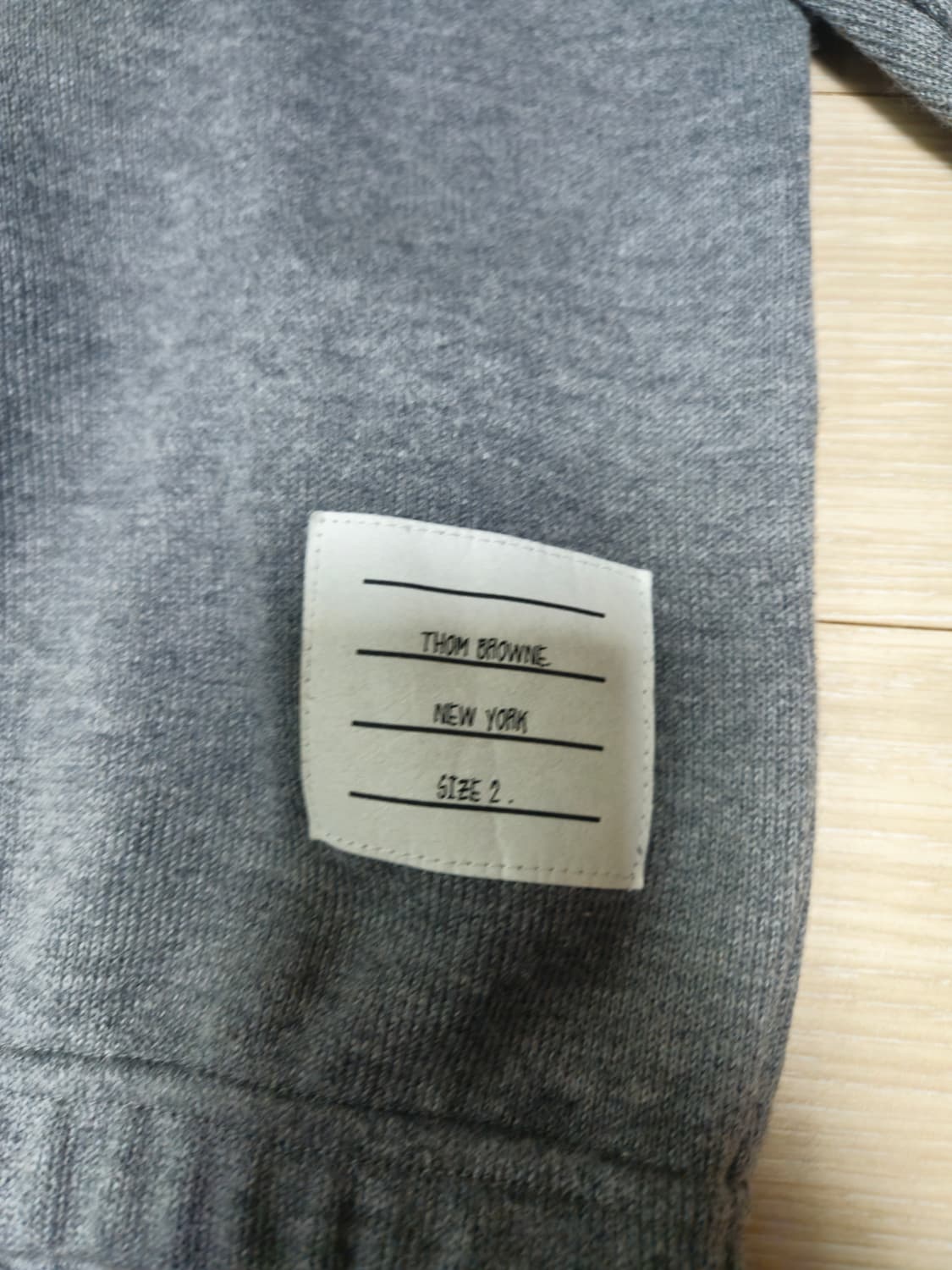 톰브라운 완장 하프집업 상품이미지3