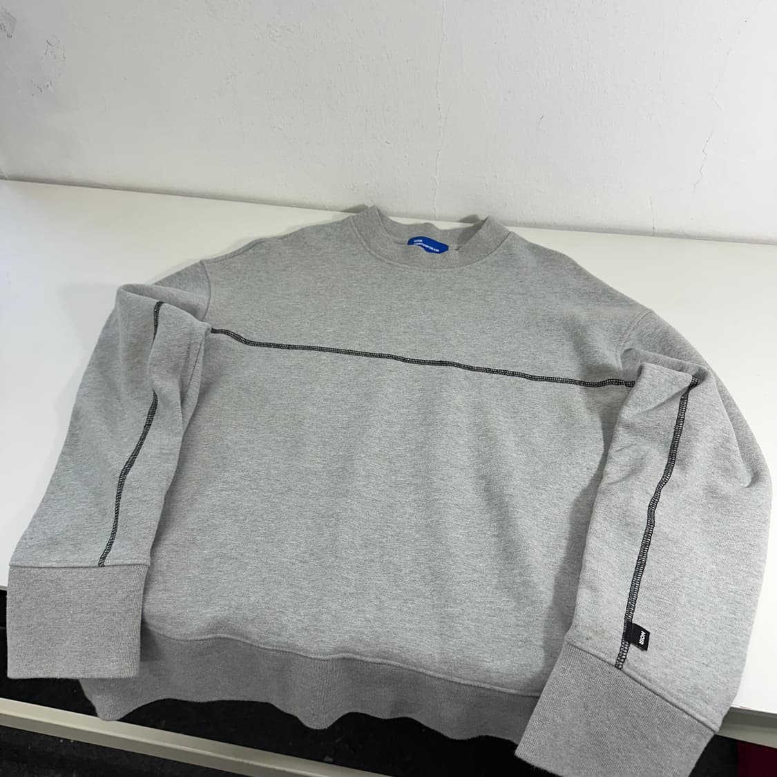 우먼OS 느와 그레이 루즈오버핏 블랙스티치 스웻맨투맨 상품이미지1