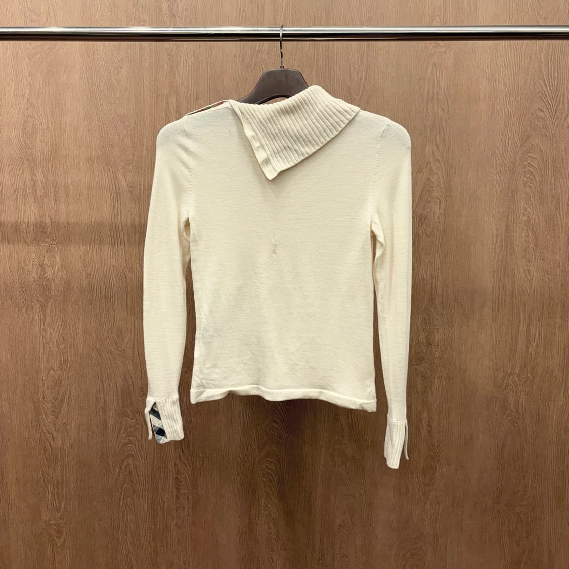 버버리 런던 니트 언밸런스 넥라인 체크 배색 숄더 버튼 디테일 아이보리 상품이미지3