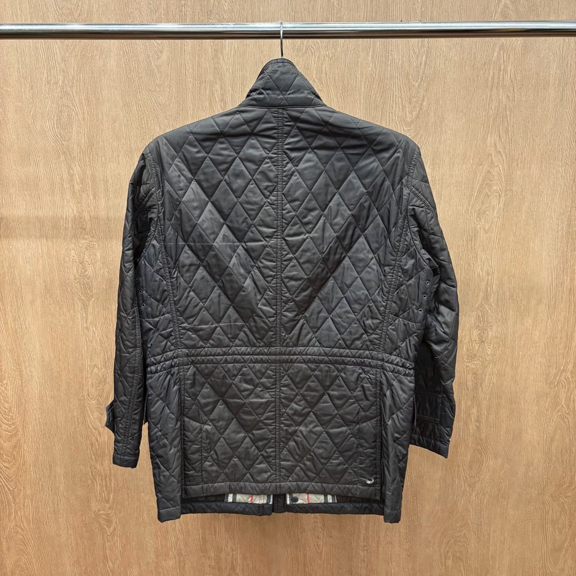 버버리 런던 스탠드넥 퀄팅 자켓 다이아 패턴 누빔 디테일 레귤러핏 브라운 상품이미지3