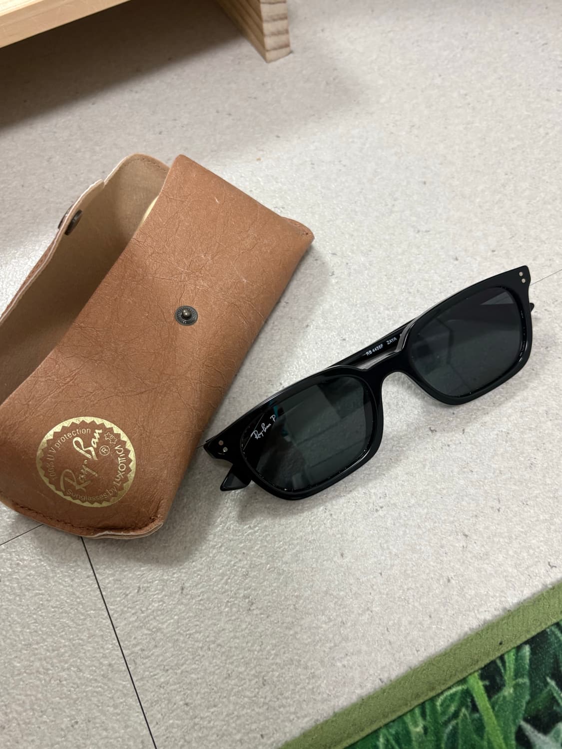 레이벤 RB4456F ZAYA 블랙 선글라스 상품이미지1