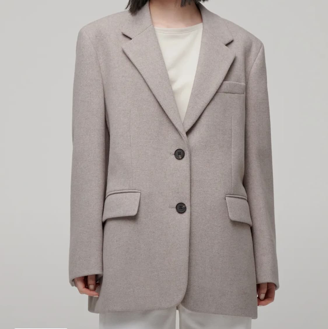 무신사 스탠다드우먼즈 울 블렌드 멜톤 오버 숄더 블레이저 오트밀 상품이미지4