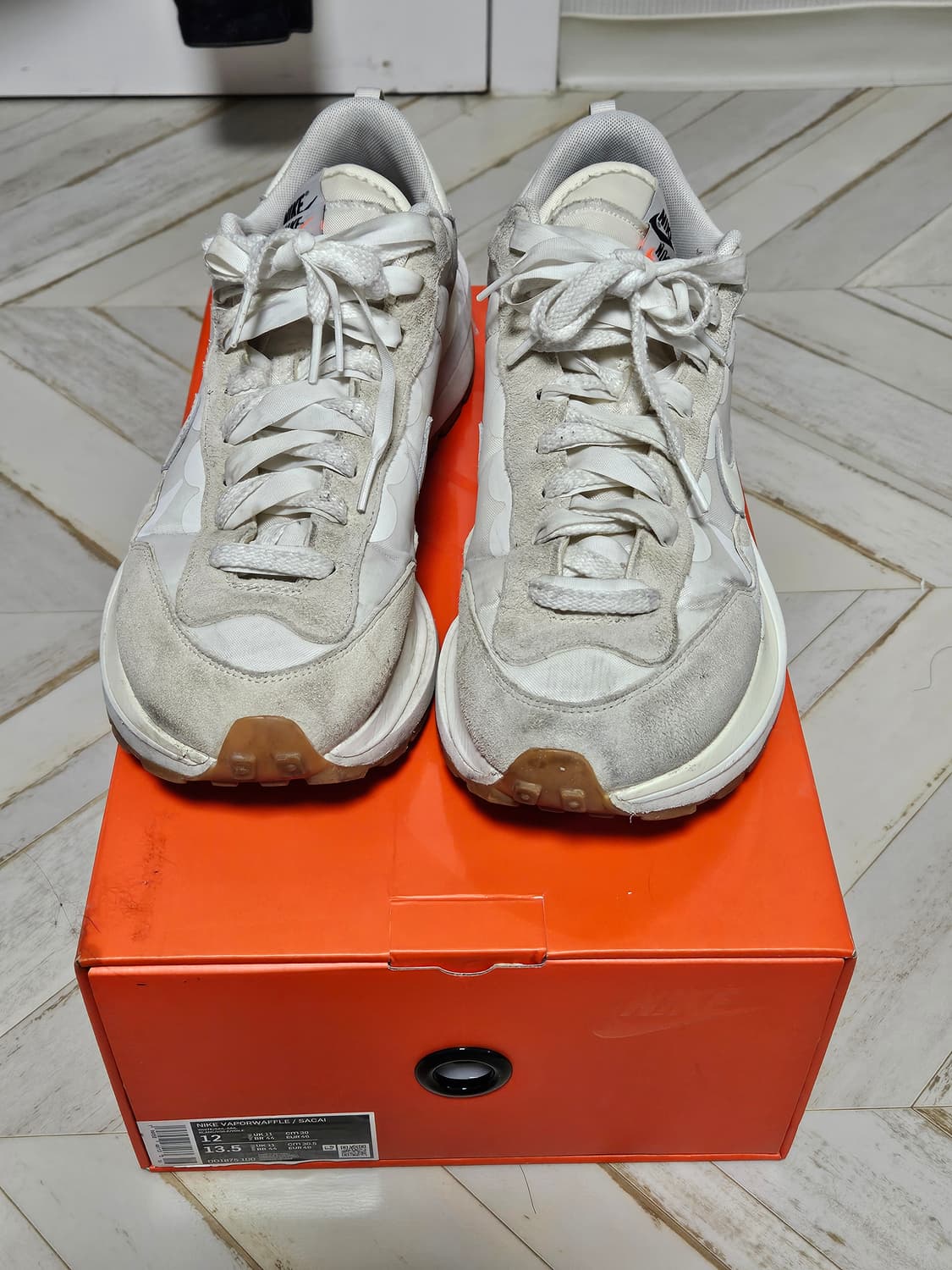 나이키 x 사카이 베이퍼와플 화이트 앤 검 300 상품이미지2