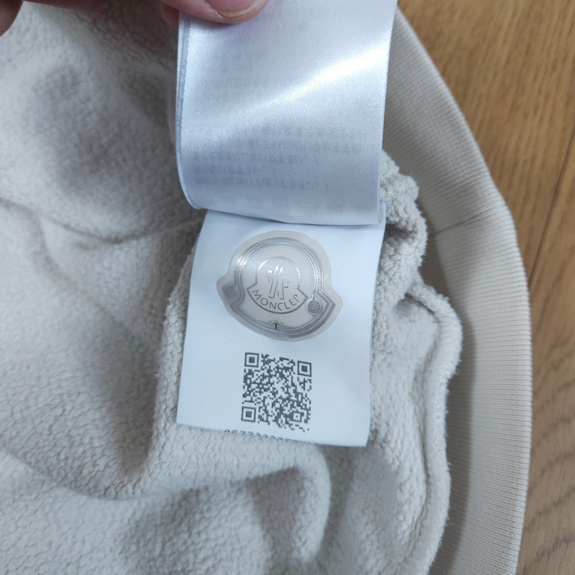 몽클레어 화이트 레터링 얇은기모 맨투맨 S 90 상품이미지10