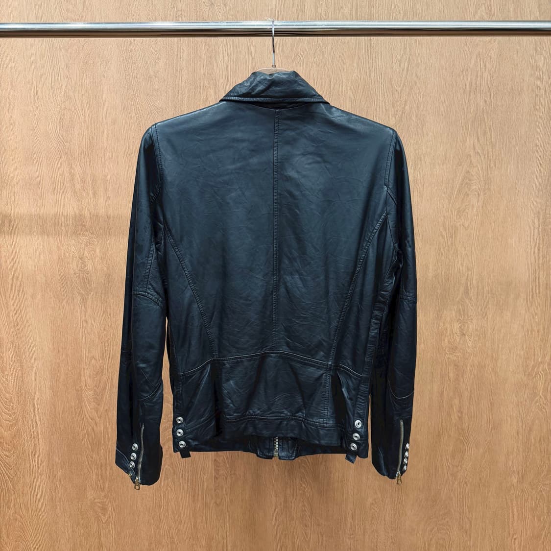 디젤 양가죽 레더 자켓 로고 금속 라벨 소매 지퍼 디테일 레귤러핏 블랙 상품이미지3