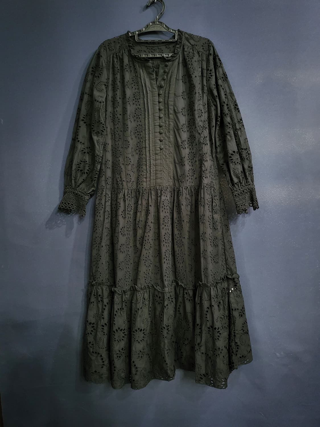 칼라거펠트 자수 펀칭 원피스 상품이미지1