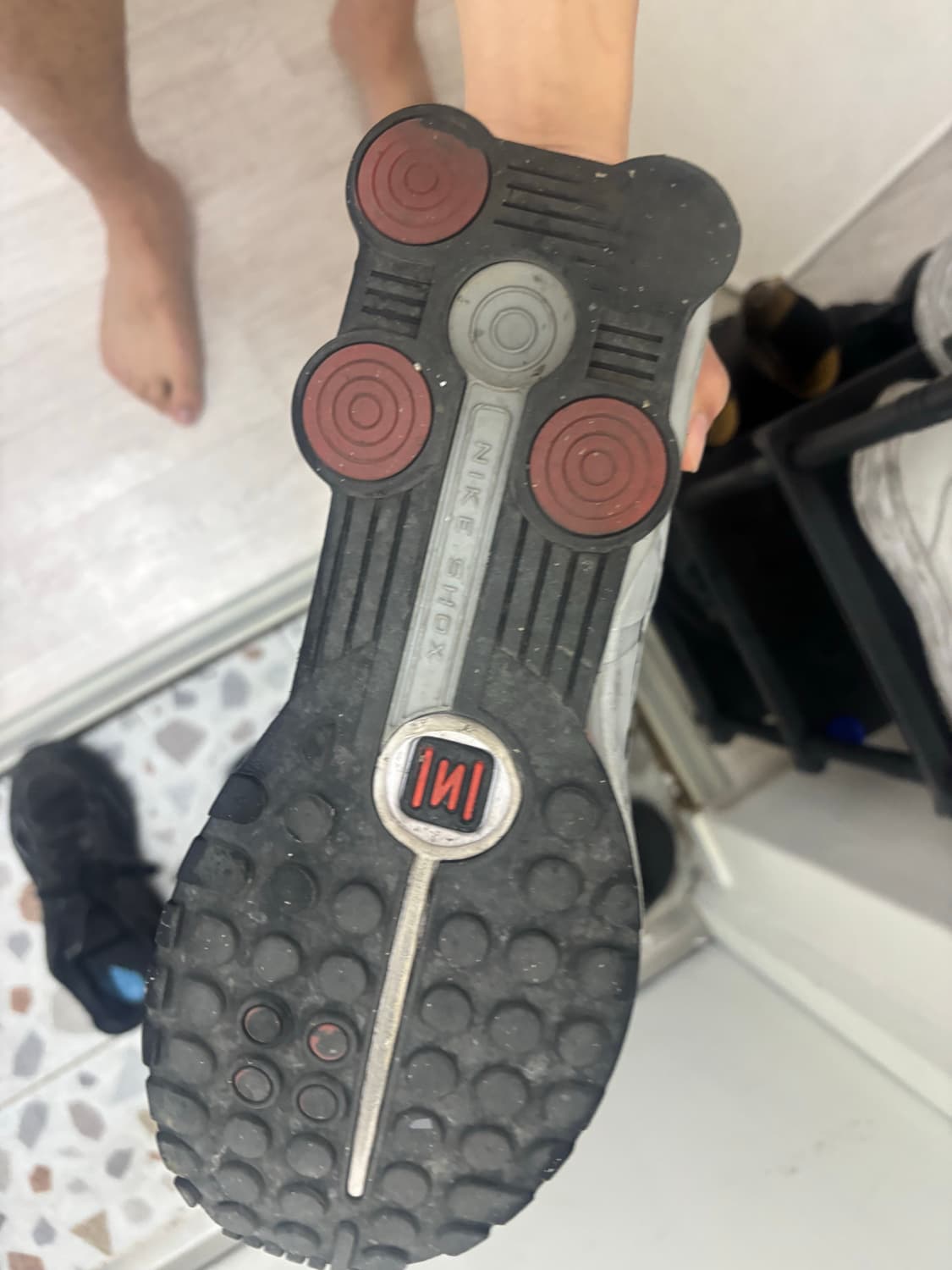 나이키 샥스 r4 블랙 앤 메탈릭 실버 290 상품이미지7