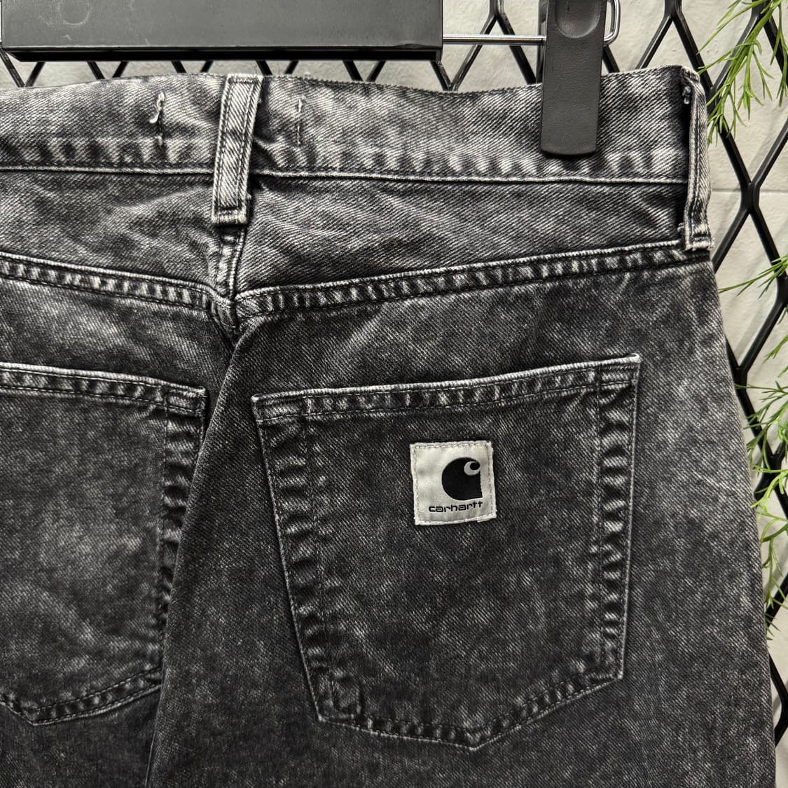 칼하트 윕 녹섬 데님 팬츠 후면 로고 포인트 흑청 상품이미지5