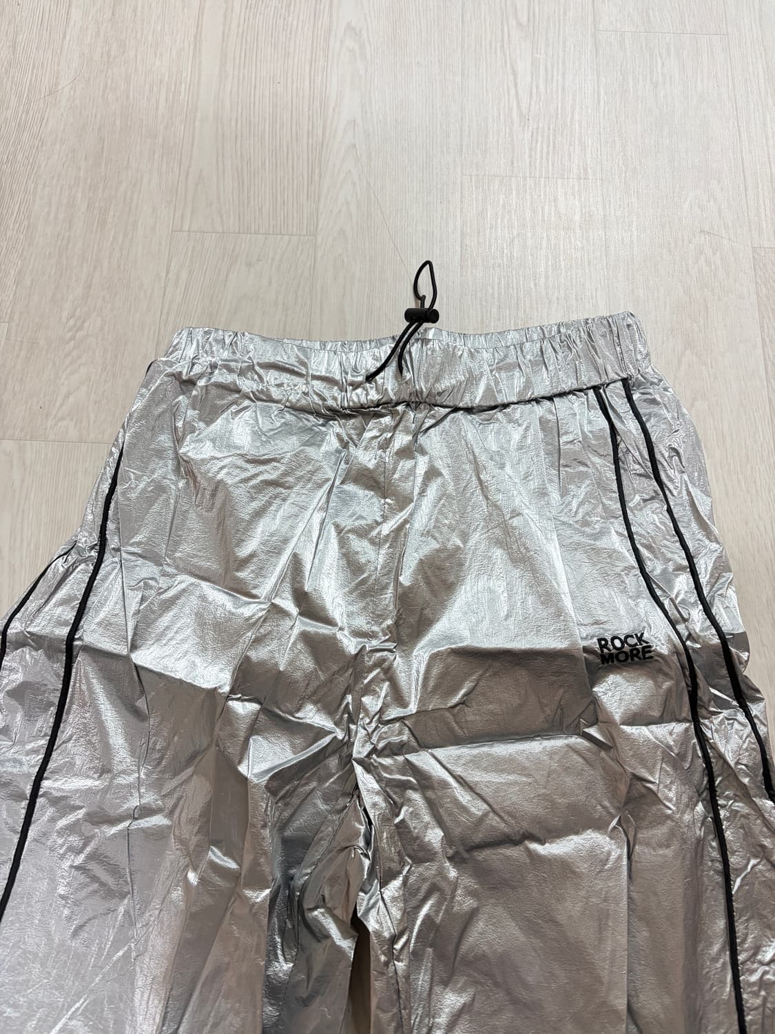 실버 유광 사이드라인 스트링팬츠 상품이미지3