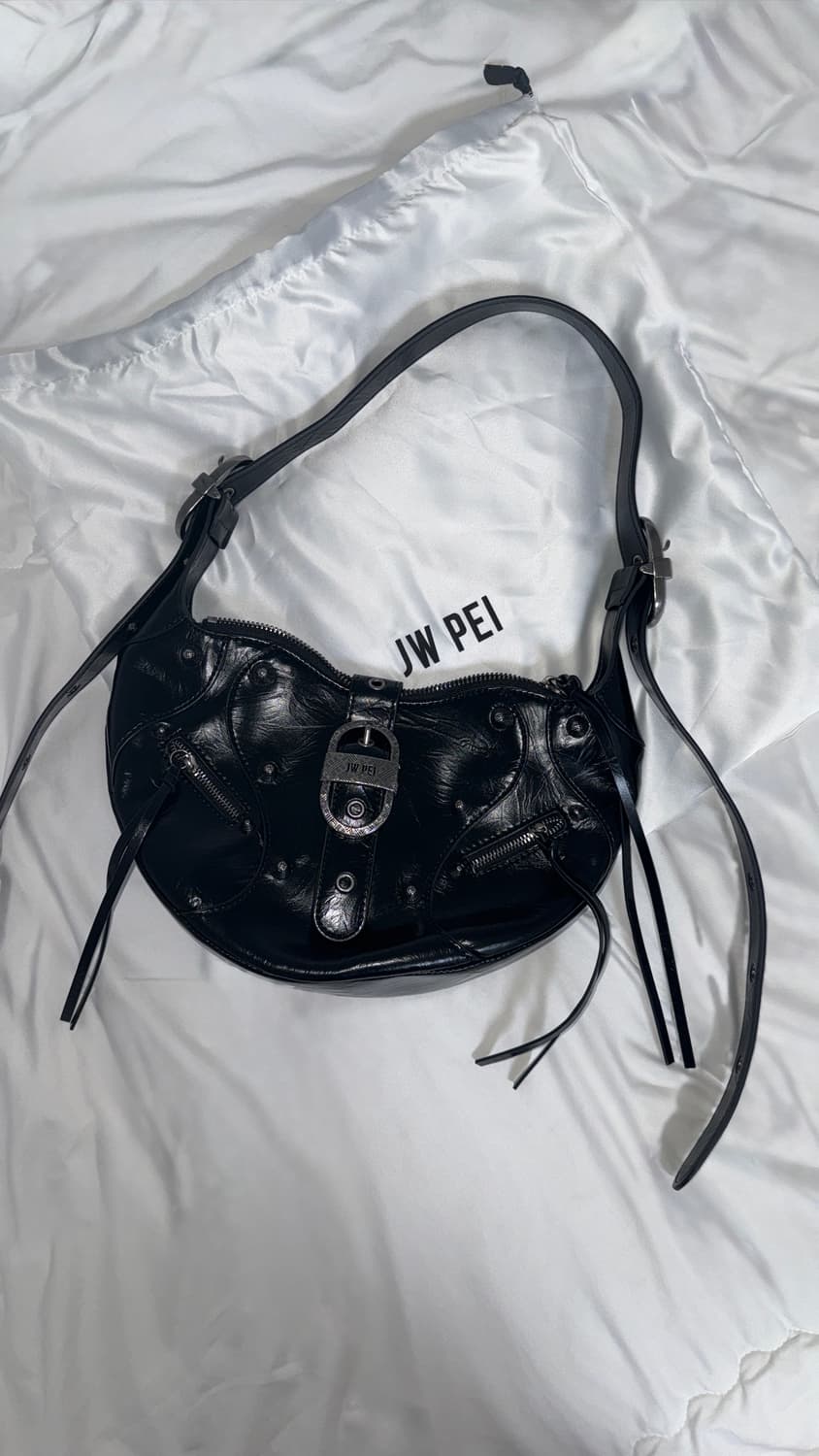 JWPEI TESSA 크러쉬드 숄더백 블랙 상품이미지1