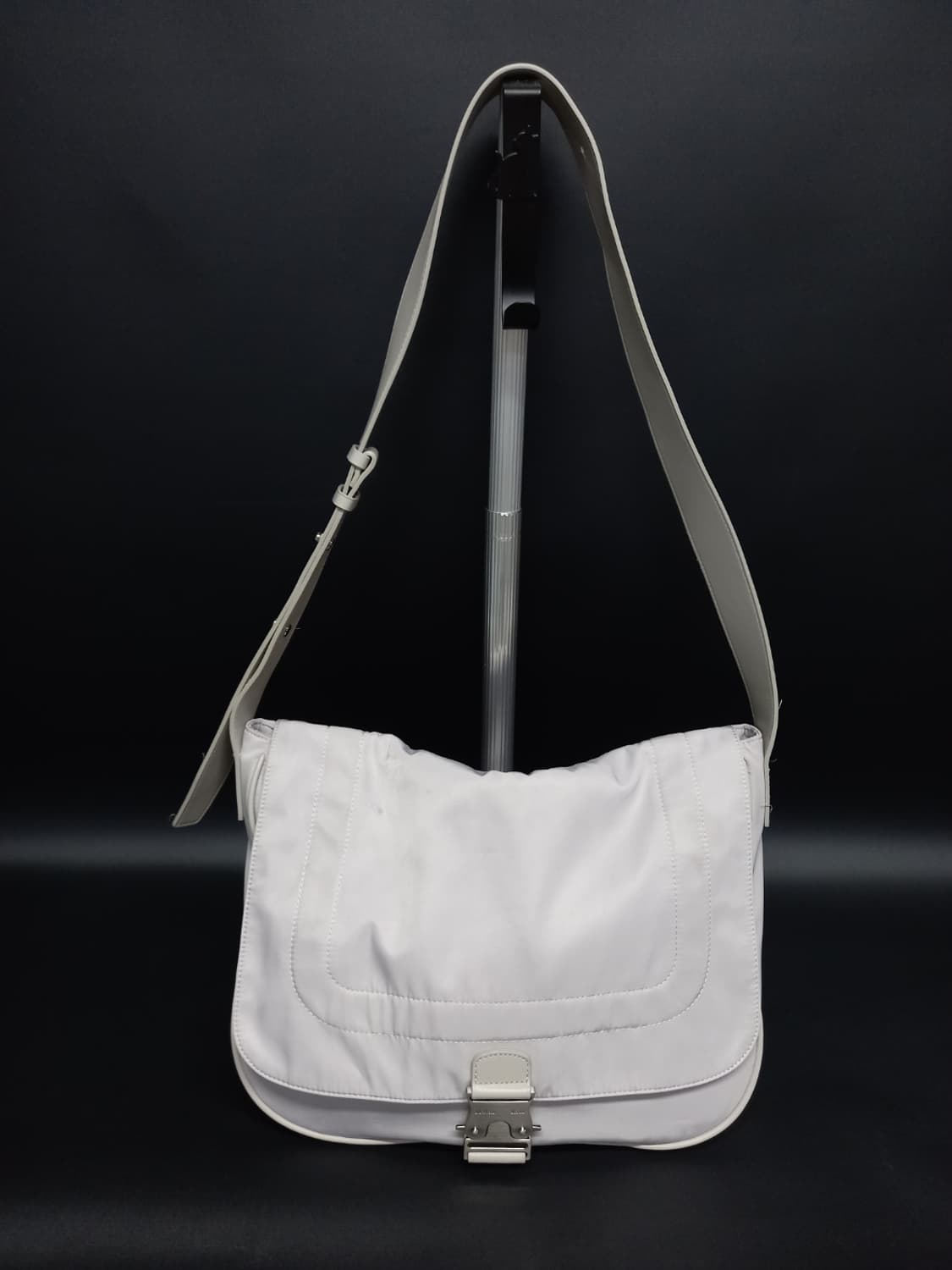 마뗑킴 그레이 숄더 앤 크로스 상품이미지1