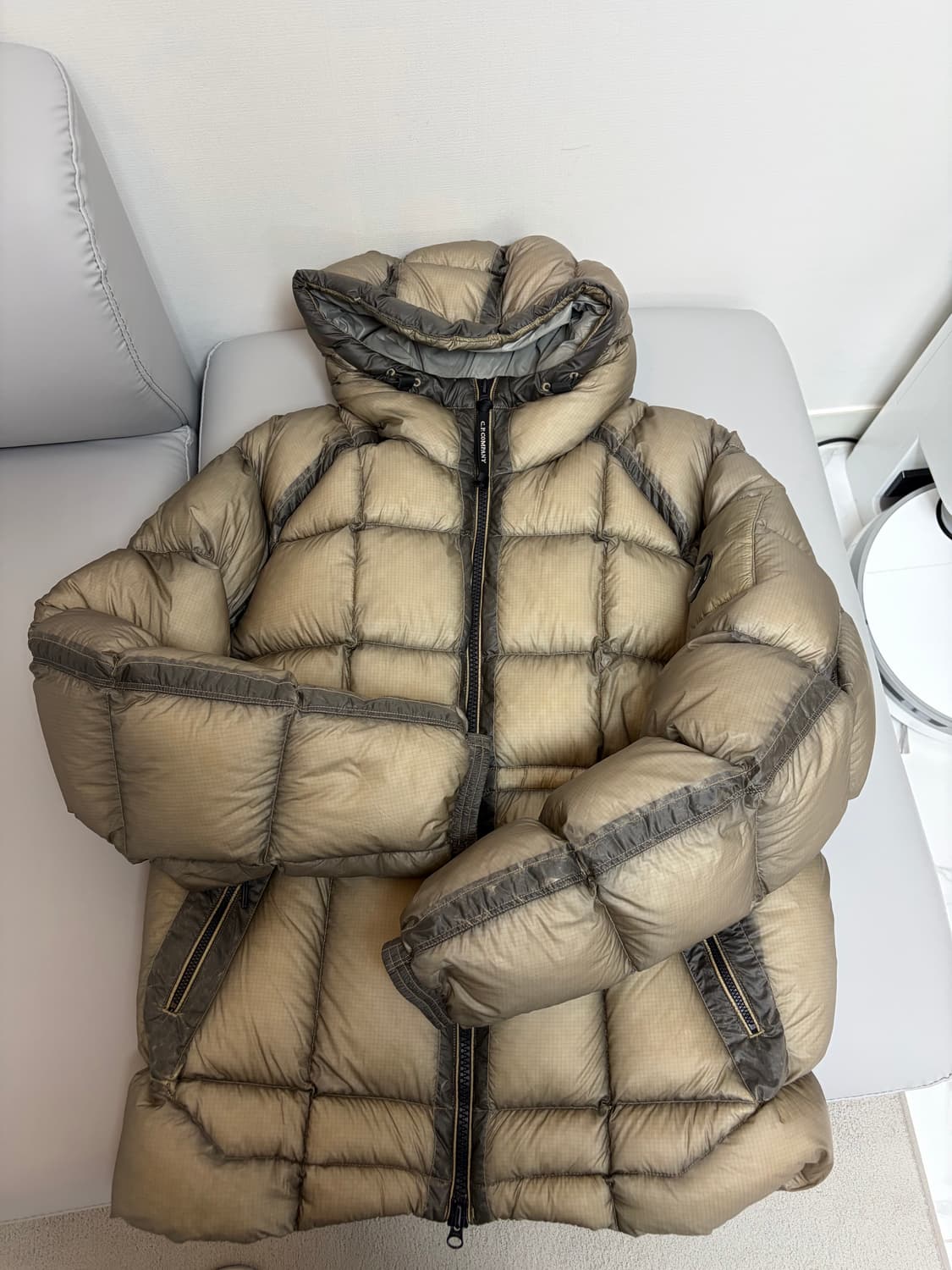 CP컴퍼니 디디쉘 빈티지카키 XL 패딩 (백화점판) 상품이미지1