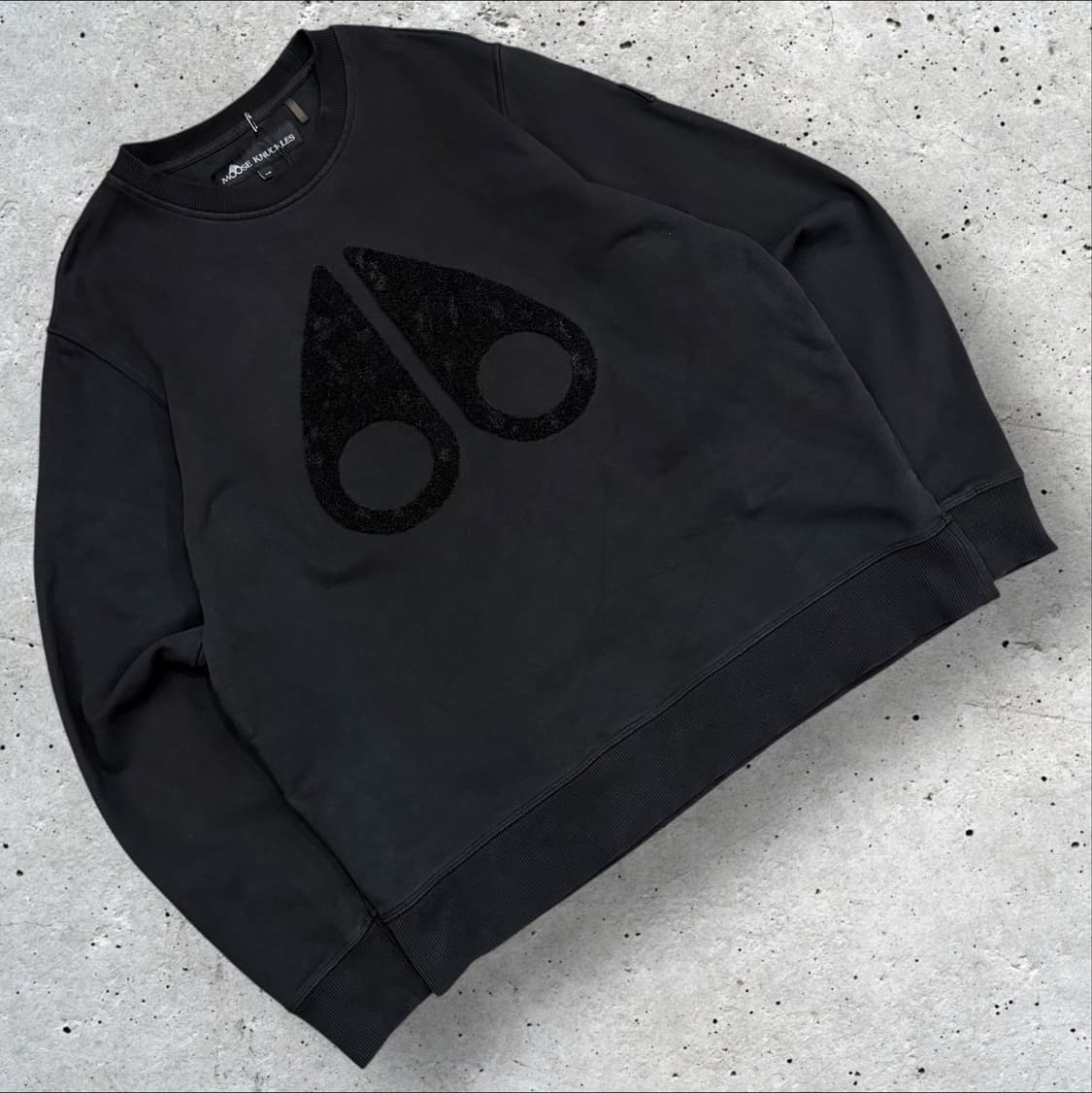 [L] 무스너클 블랙 로고 맨투맨 티셔츠 C8 상품이미지1