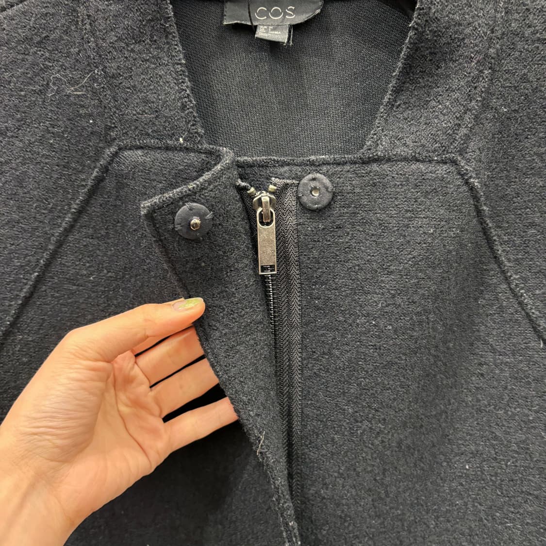 코스 울 니트 롱 코트 히든 지퍼 논카라 디테일 루즈핏 블랙 상품이미지6