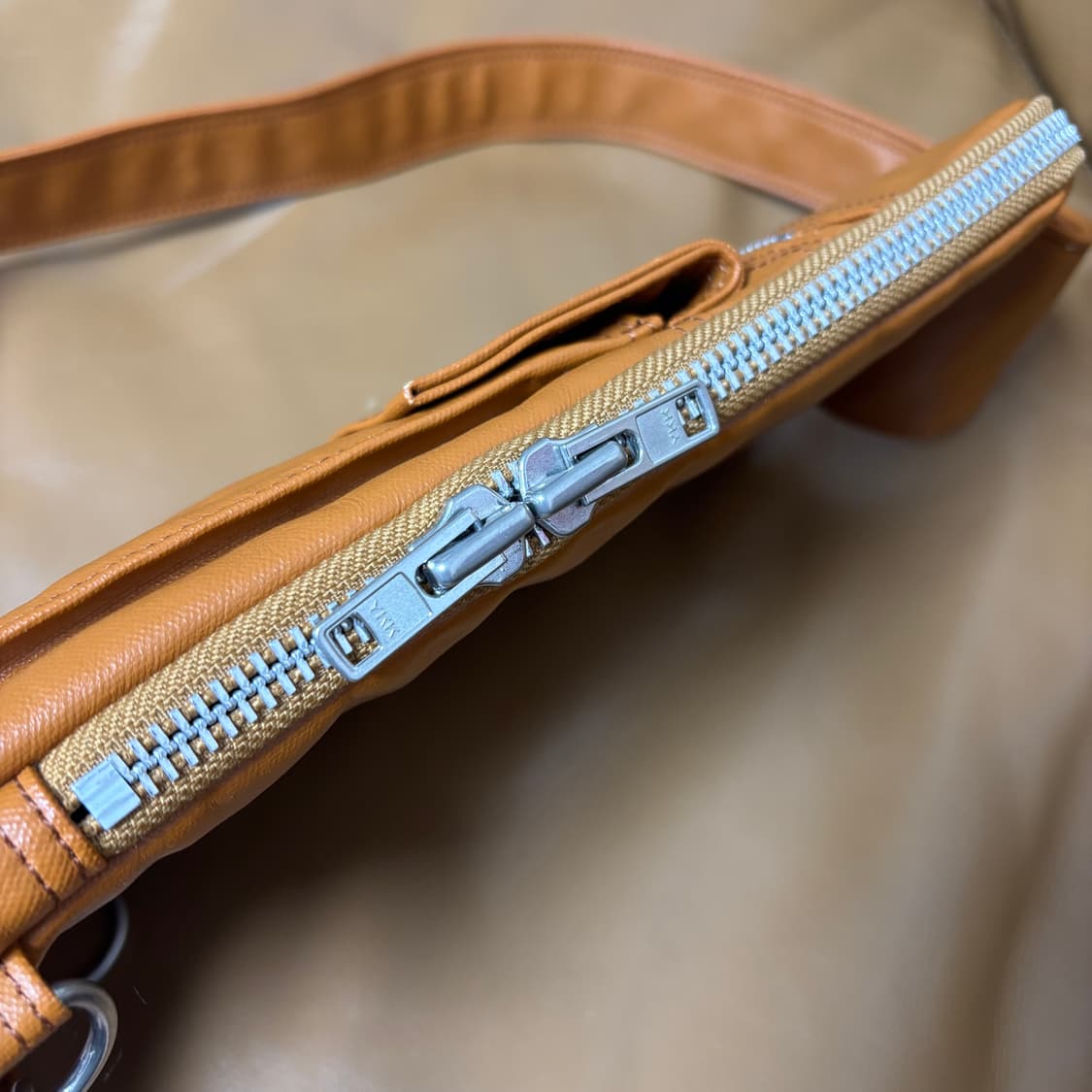 PORTER 포터 슬링백 가방 카멜 브라운 (Camel Brown) 상품이미지4