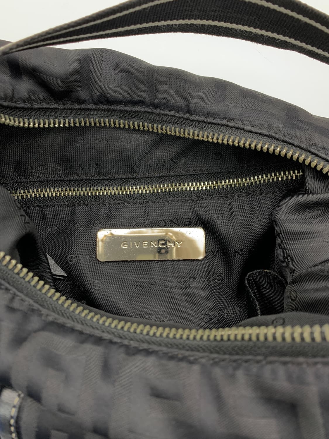 지방시 블랙 모노그램 레더 트리밍 숄더백 상품이미지10