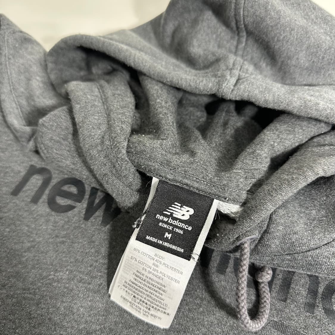 .L 뉴발란스 차콜 로고 후드티 상품이미지4