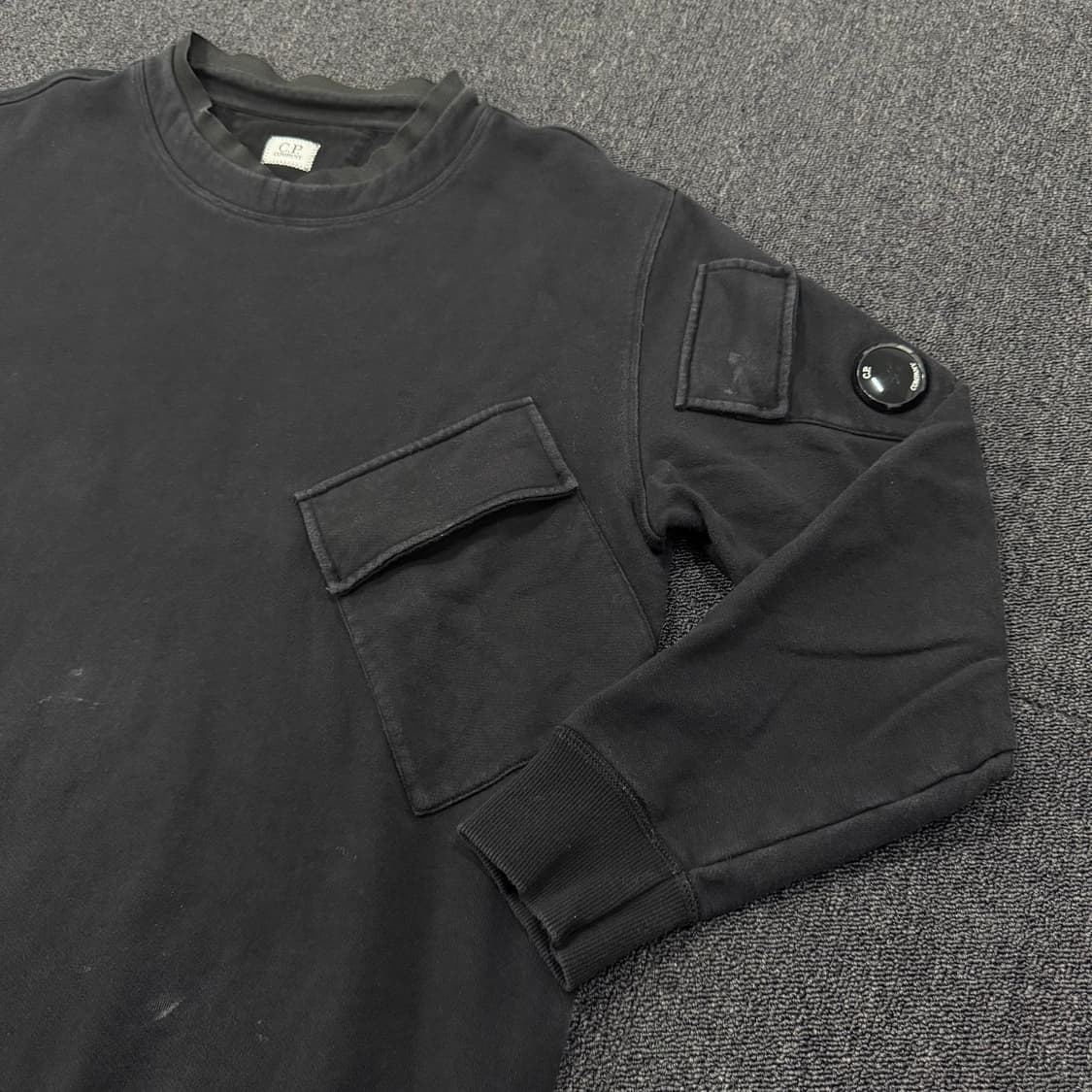 CP컴퍼니 포켓 디테일 렌즈와펜 맨투맨  상품이미지4