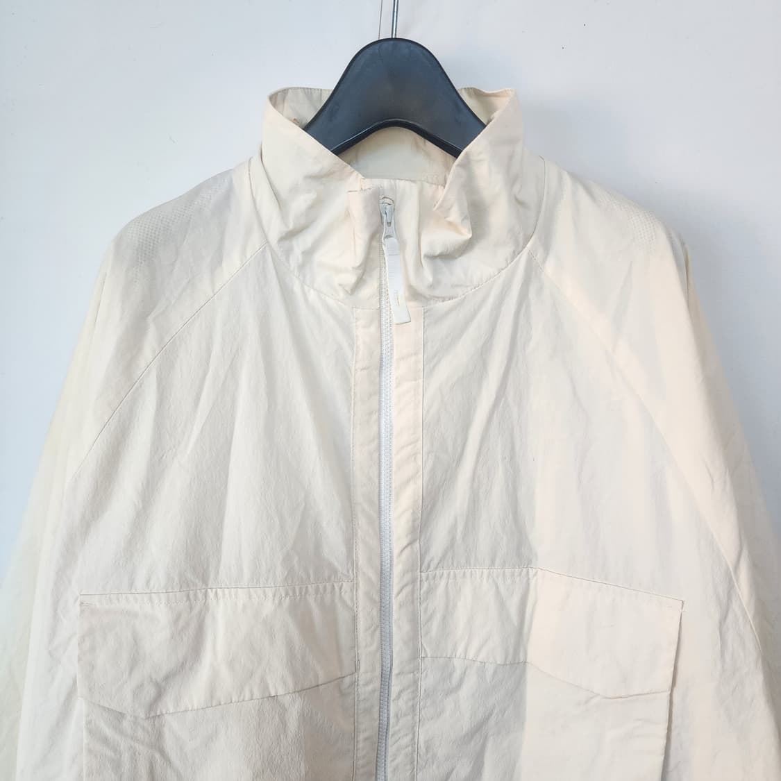 다이나핏 아이보리색 포켓 바람막이 점퍼 상품이미지2