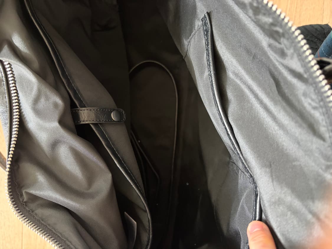 르마드 크랙 페이크 레더 볼링백 - 블랙 상품이미지5