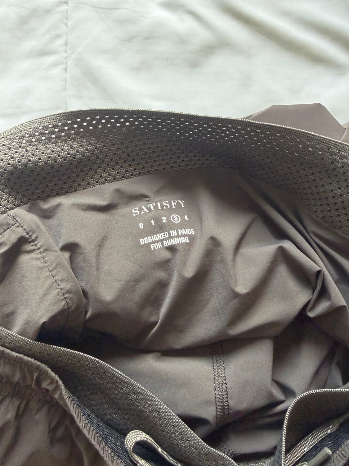 [L] 세티스파이 테크실크 8인치 숏츠 브라운 satisfy 상품이미지4