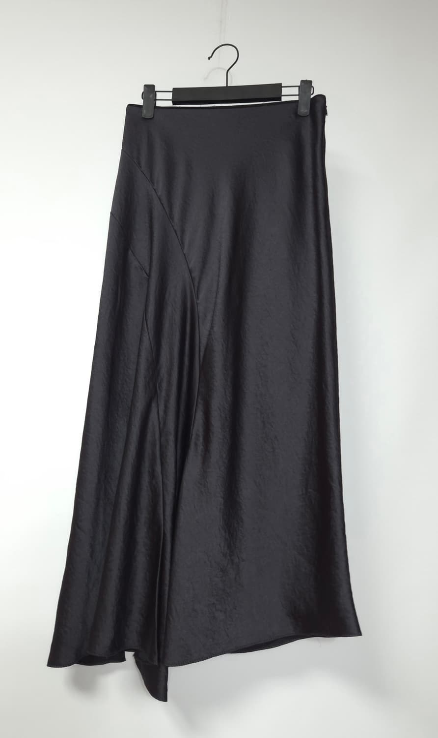 한섬 시스템 실키 텍스처 언밸런스 플레어 스커트 67-98 상품이미지1