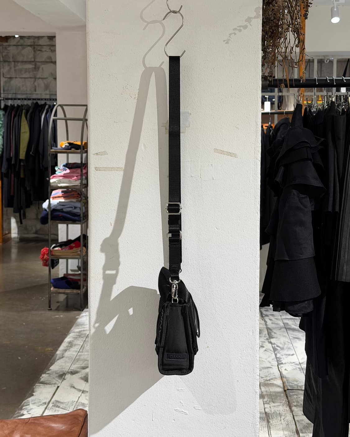 가니 블랙 24ss 로고 스트랩 미니 테크 토트백 상품이미지5