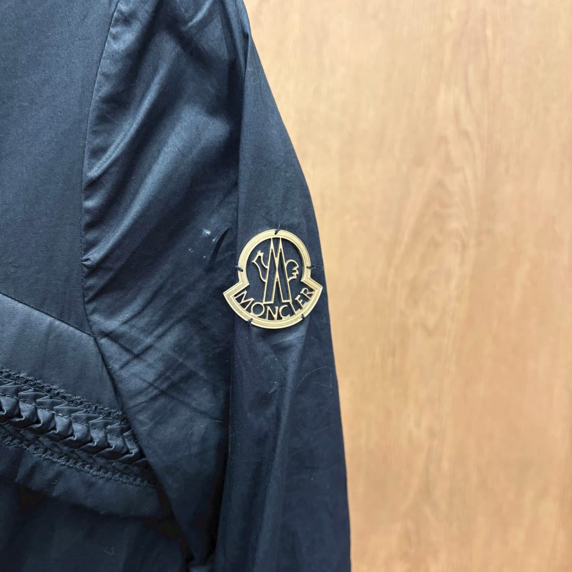 몽클레어 스탠드 칼라 체인 디테일 금장 로고 패치 디테일 블랙 상품이미지6