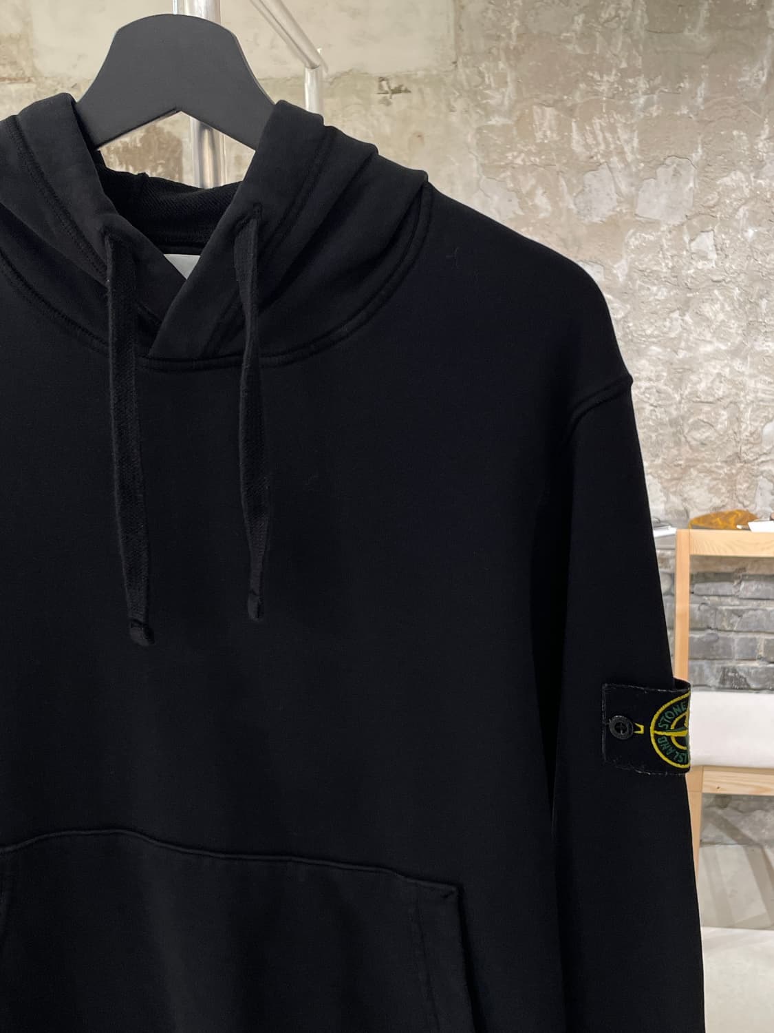 스톤 아일랜드 블랙 캥거루 포켓 와펜 후디 상품이미지3