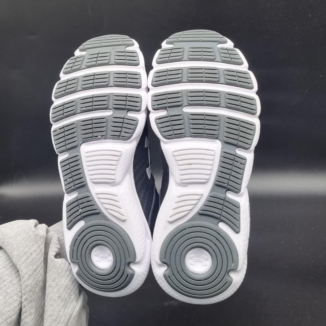 언더아머 차지드 어서트8 운동화235 상품이미지3