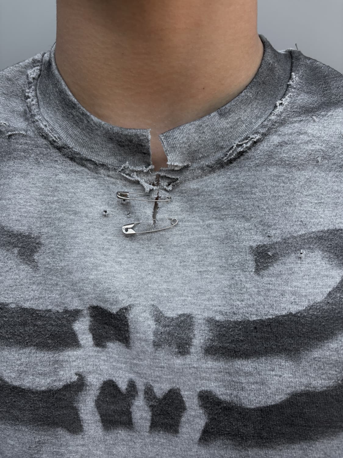 Custom graffiti skeleton distressed tee 상품이미지2